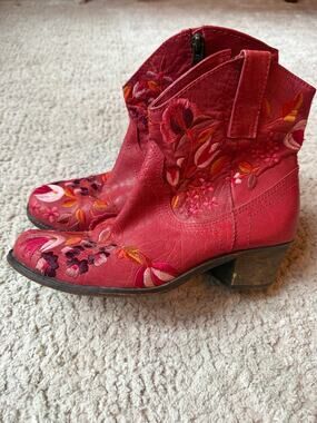 LAZA MANI rare red cowboy boots with embroidery detail